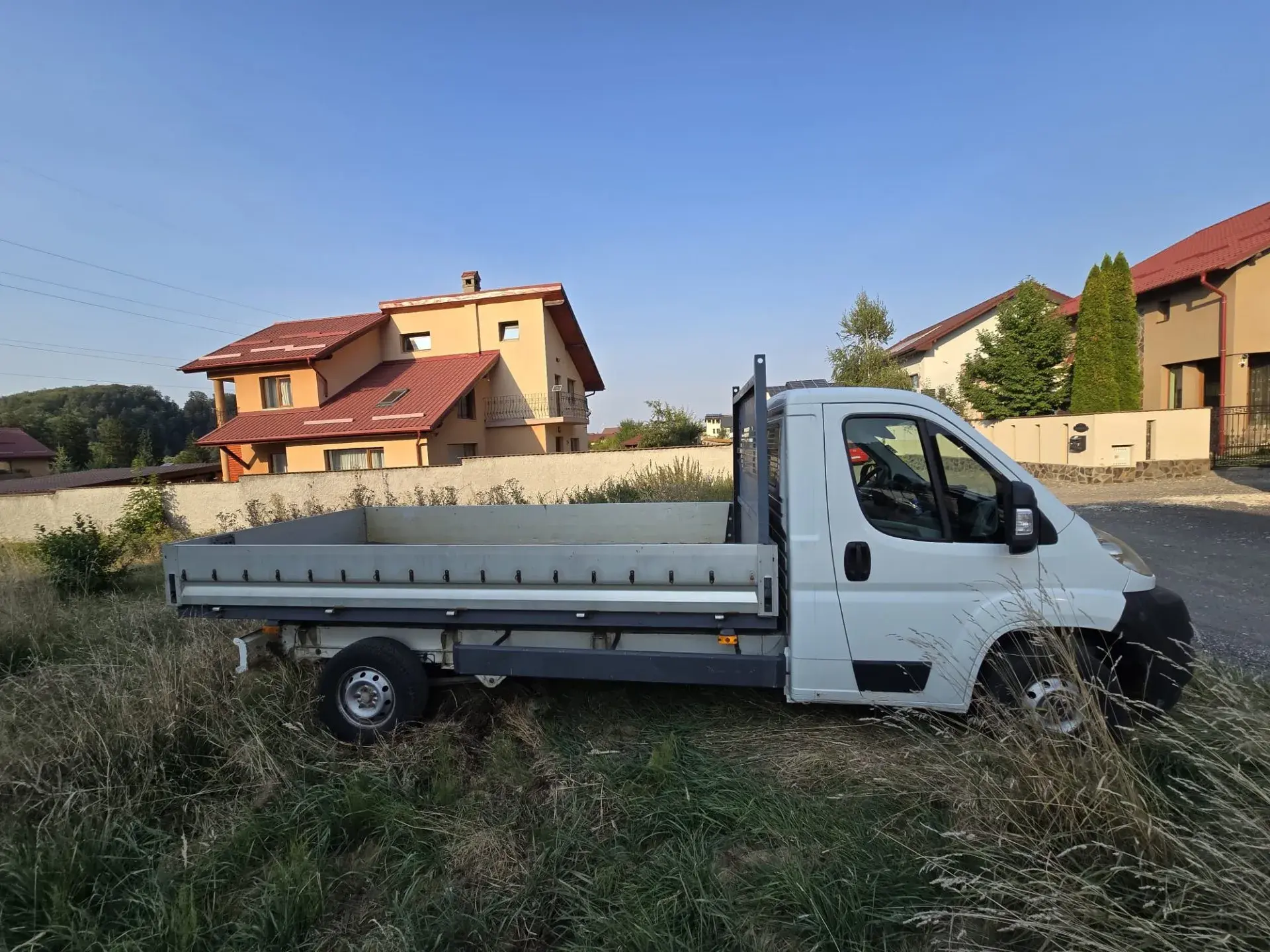 INCHIRIEZ PEUGEOT SUPRASTRUCTURA DESCHISA MARFA